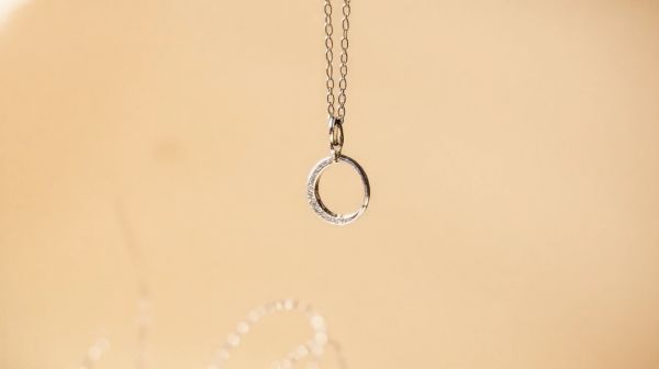 Top 5 colliers lune pour un look chic et mystérieux